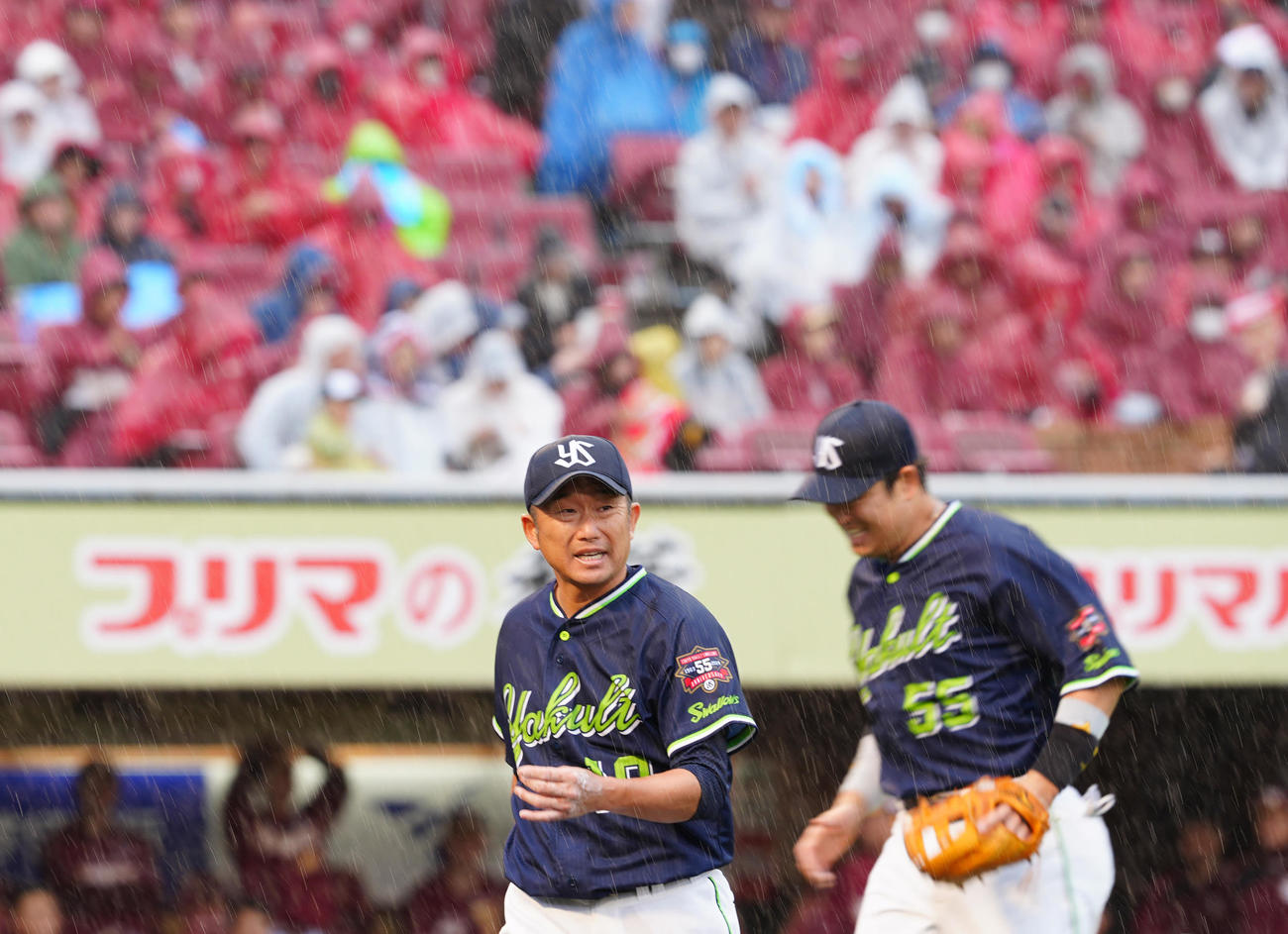 楽天対ヤクルト　2回裏終了後、、雨の中、ベンチに引き揚げるヤクルト先発の石川（左）。右は村上（撮影・江口和貴）