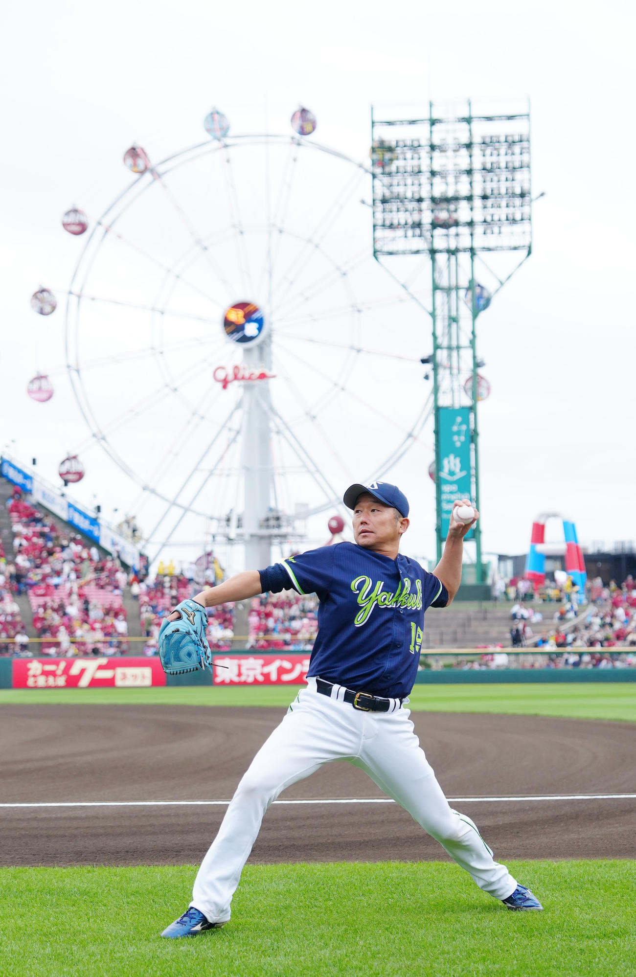楽天対ヤクルト　試合前、キャッチボールで調整するヤクルト石川（撮影・江口和貴）