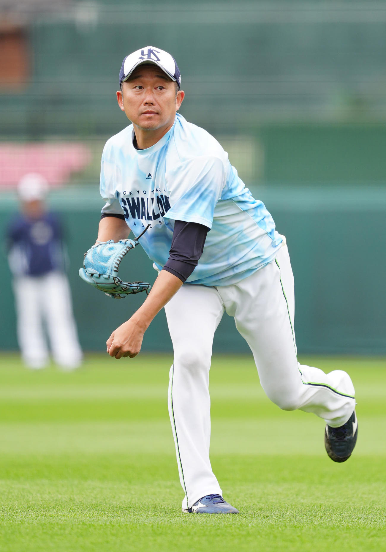 楽天対ヤクルト　試合前練習でキャッチボールするヤクルト石川（撮影・江口和貴）