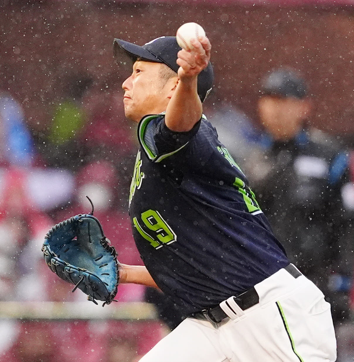 楽天対ヤクルト　5回裏、力投するヤクルト先発の石川（撮影・江口和貴）