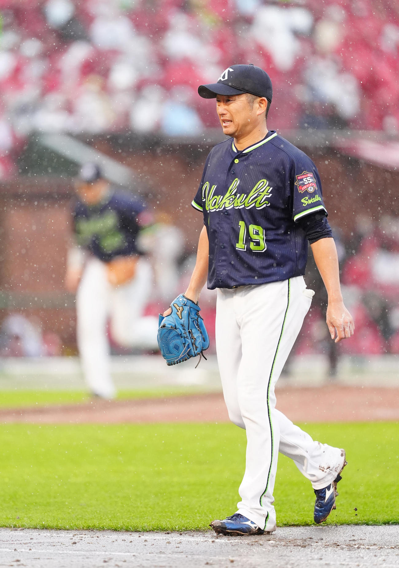 楽天対ヤクルト　5回裏終了後、ベンチに引き揚げるヤクルト先発の石川（撮影・江口和貴）