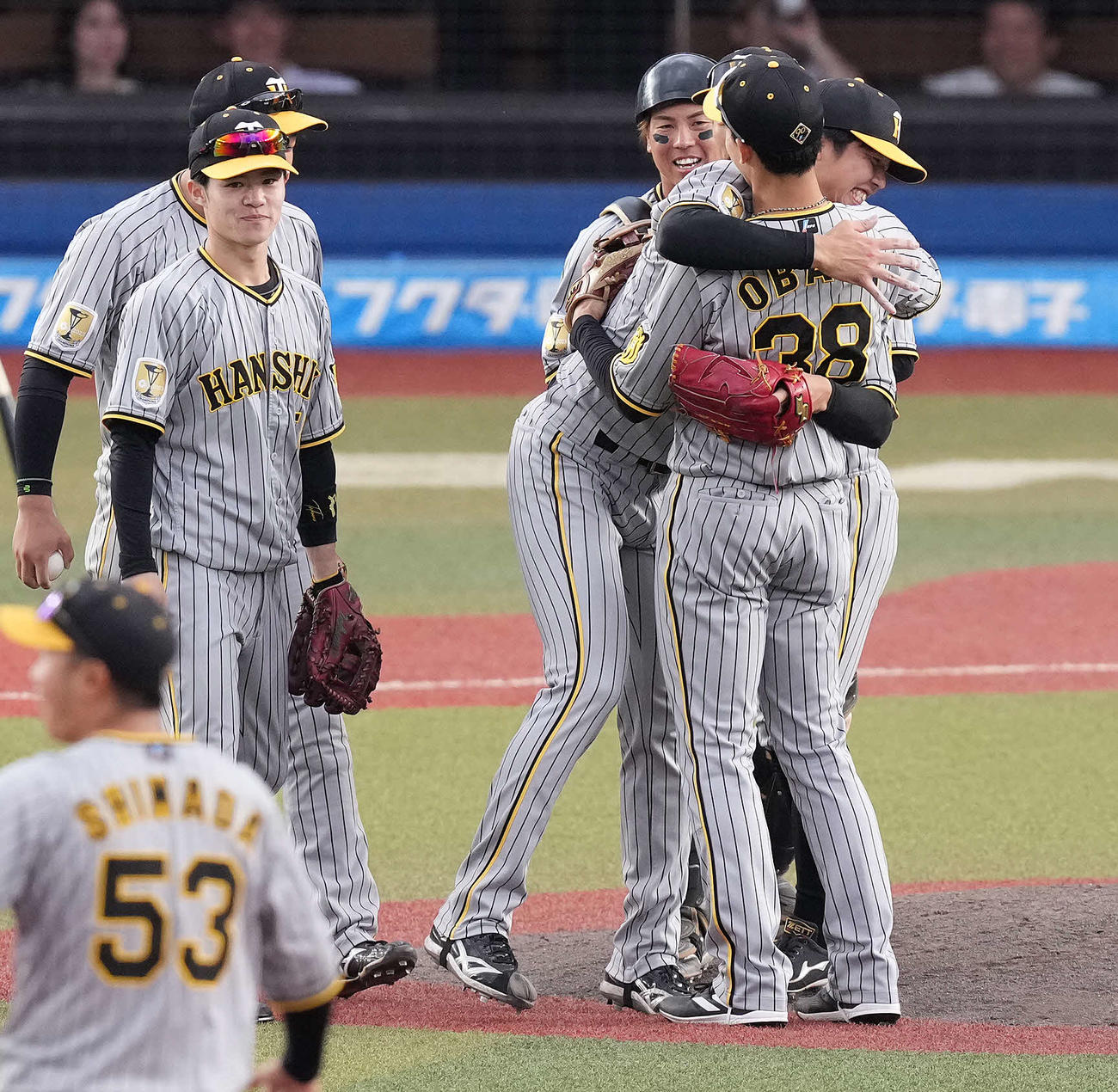 ロッテ対阪神　完封勝利し、小幡（右から2人目）とハグする阪神才木（右）（撮影・鈴木みどり）