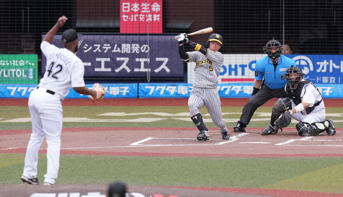 ロッテ対阪神　1回表阪神2死、中二塁打を放つ近本。投手メルセデス（撮影・鈴木みどり）