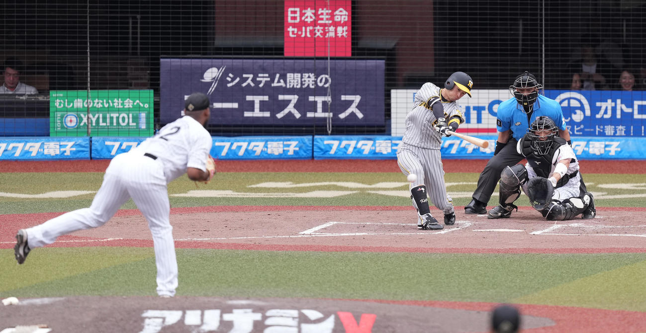 ロッテ対阪神　4回表阪神無死、右前打を放つ近本。投手メルセデス（撮影・鈴木みどり）