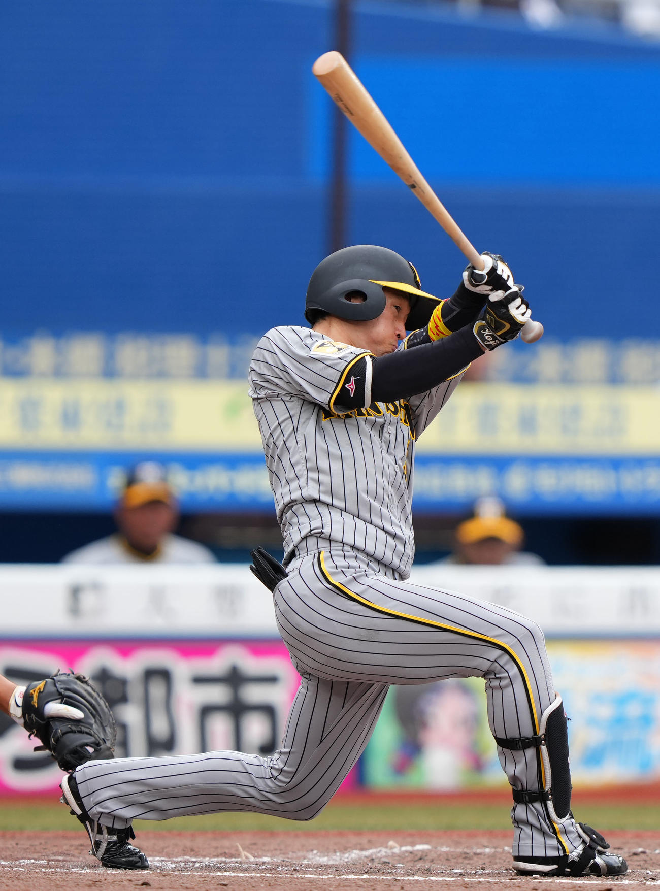 ロッテ対阪神　4回表阪神無死、右前打を放つ近本（撮影・横山健太）