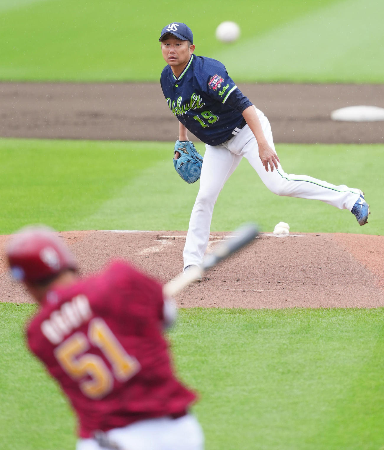 楽天対ヤクルト　1回裏楽天無死、小郷（手前）を右飛に仕留める石川（撮影・江口和貴）