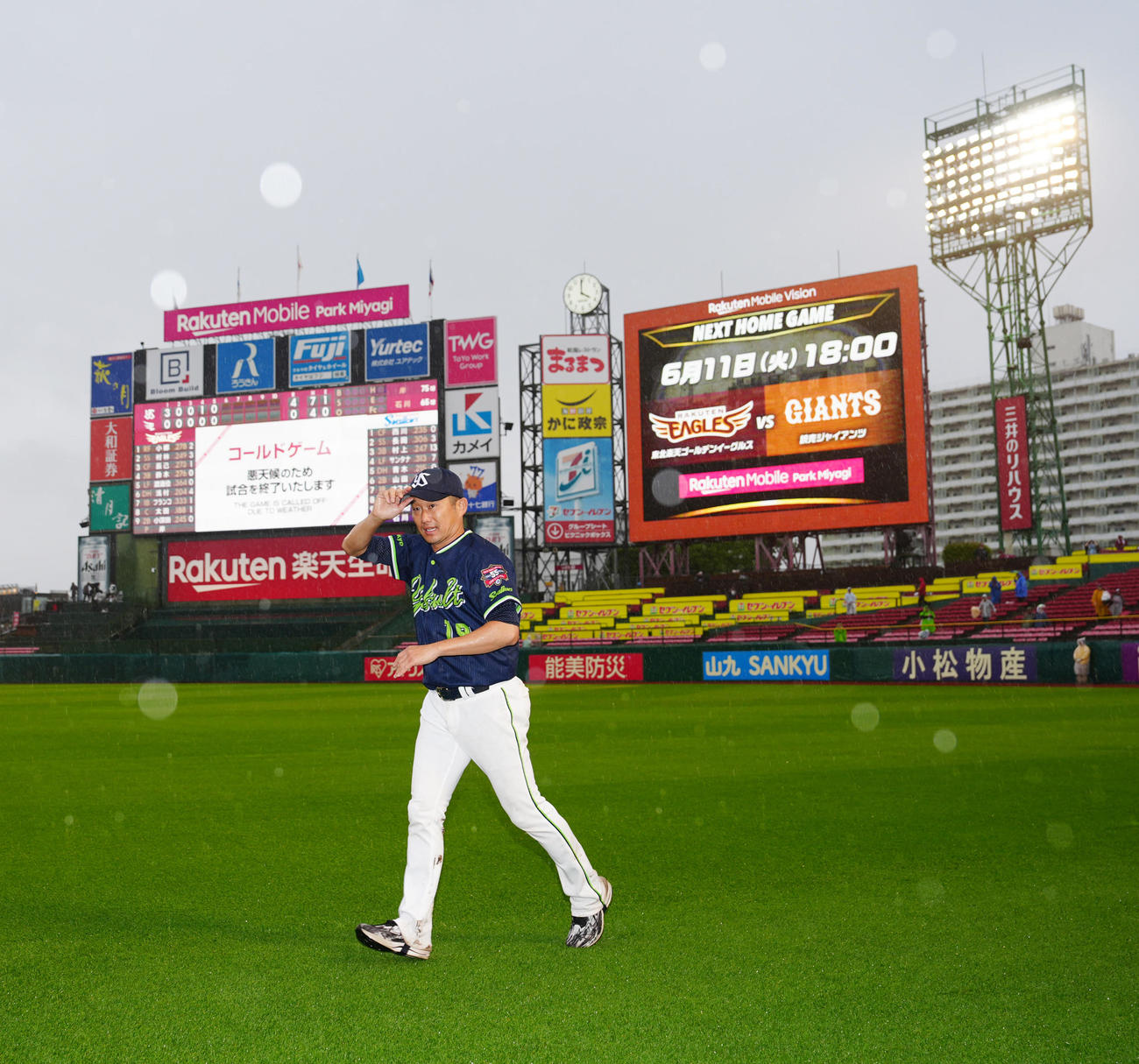 楽天対ヤクルト　試合後、ヤクルトファンの声援に応える石川（撮影・江口和貴）