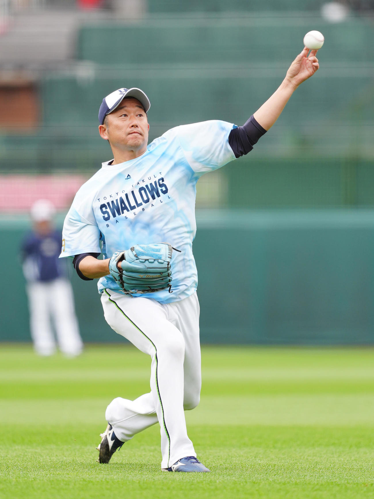 楽天対ヤクルト　試合前練習でキャッチボールするヤクルト石川（撮影・江口和貴）