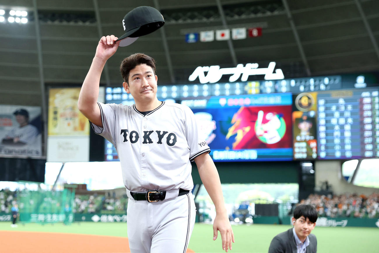 西武対巨人　西武に勝利し、観客の声援に応える巨人菅野（撮影・河田真司）
