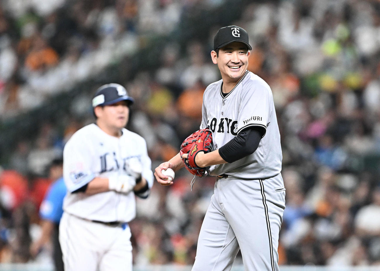 西武対巨人　2回裏西武無死、中村剛（後方）を右飛に打ち取った菅野（撮影・滝沢徹郎）