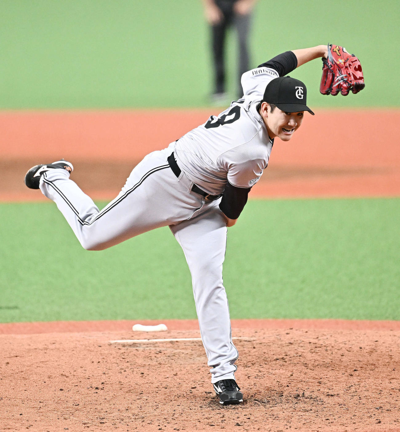 西武対巨人　力投する巨人先発の菅野（撮影・滝沢徹郎）