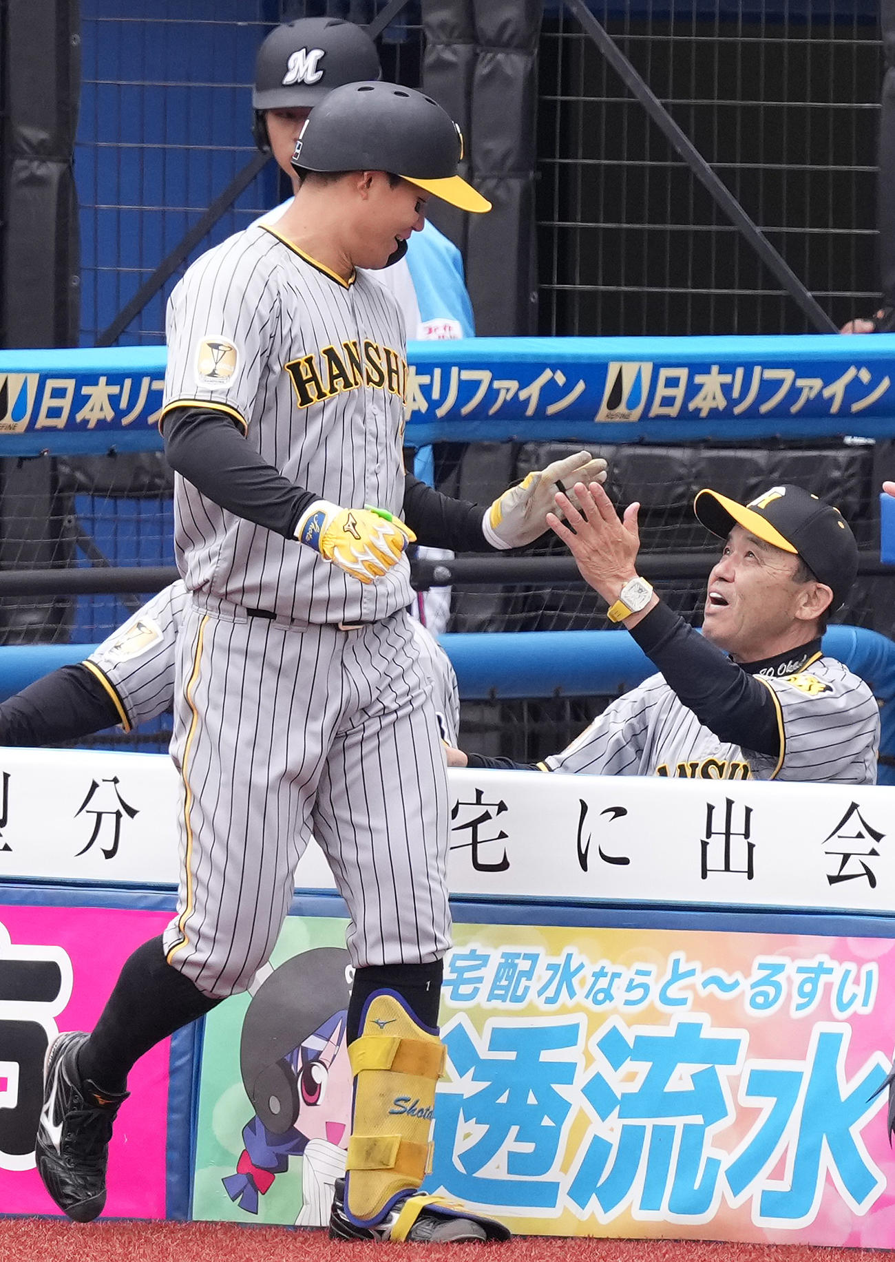 ロッテ対阪神　1回表阪神無死、左越え先頭打者本塁打を放った森下（左）を迎える岡田監督（撮影・鈴木みどり）