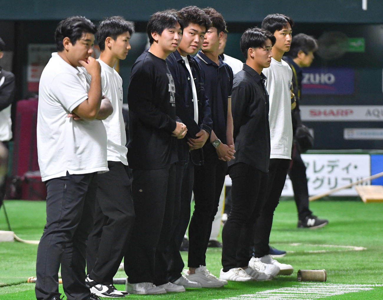 4月30日、みずほペイペイドームで練習見学を行う前田悠伍（右端）ら