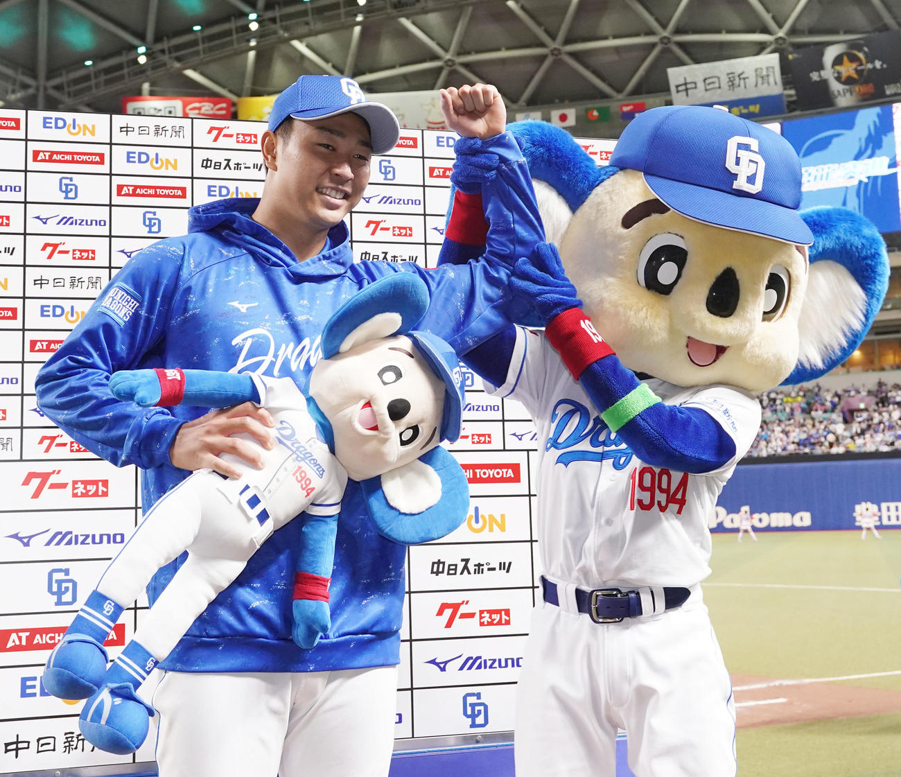 ヒーローインタビューを終えドアラとポーズを決める高橋宏（左）（撮影・森本幸一）