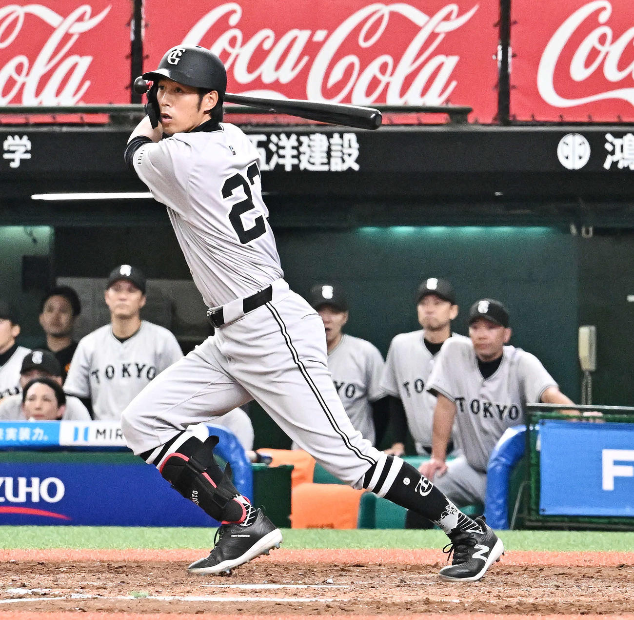 西武対巨人　5回表巨人2死二塁、立岡は先制左前適時打を放つ（撮影・滝沢徹郎）