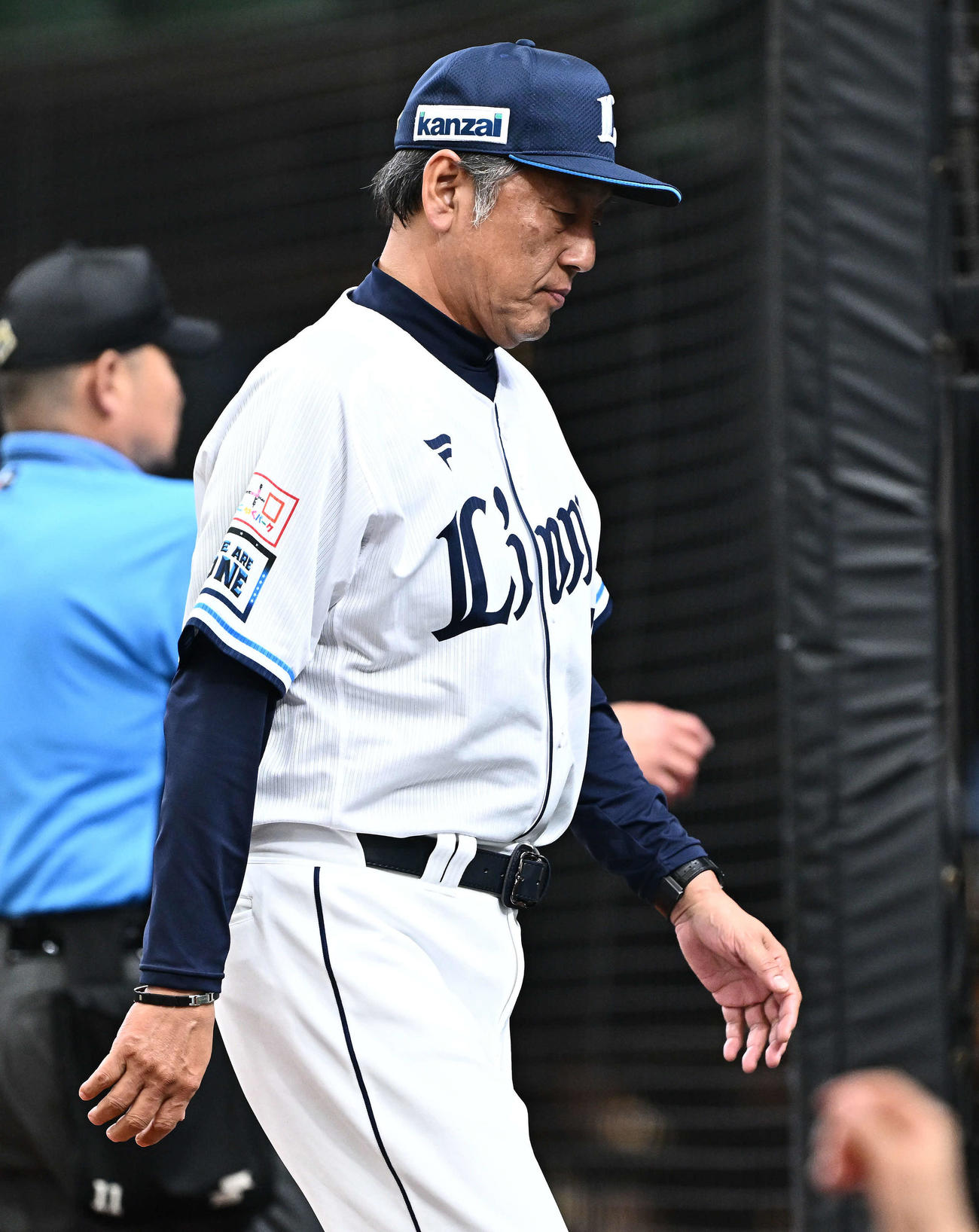 西武対巨人　5回表、投手の交代を告げ引き揚げる西武渡辺GM兼監督代行（撮影・滝沢徹郎）