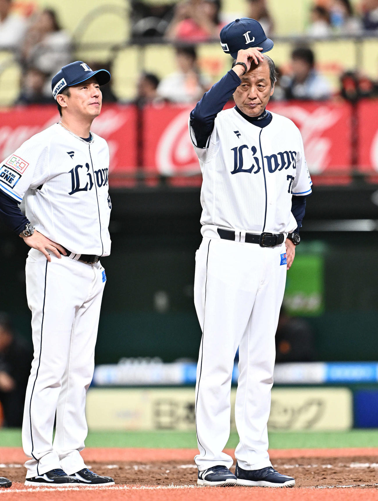 西武対巨人　試合に敗れ浮かない表情であいさつする西武渡辺GM兼監督代行（右）と平石ヘッドコーチ（撮影・滝沢徹郎）