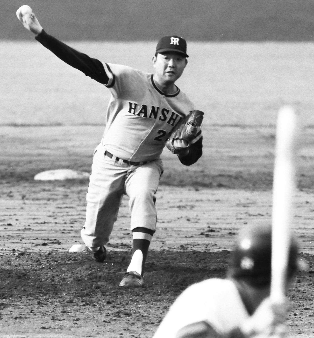 73年10月、広島戦で投球する若生智男さん