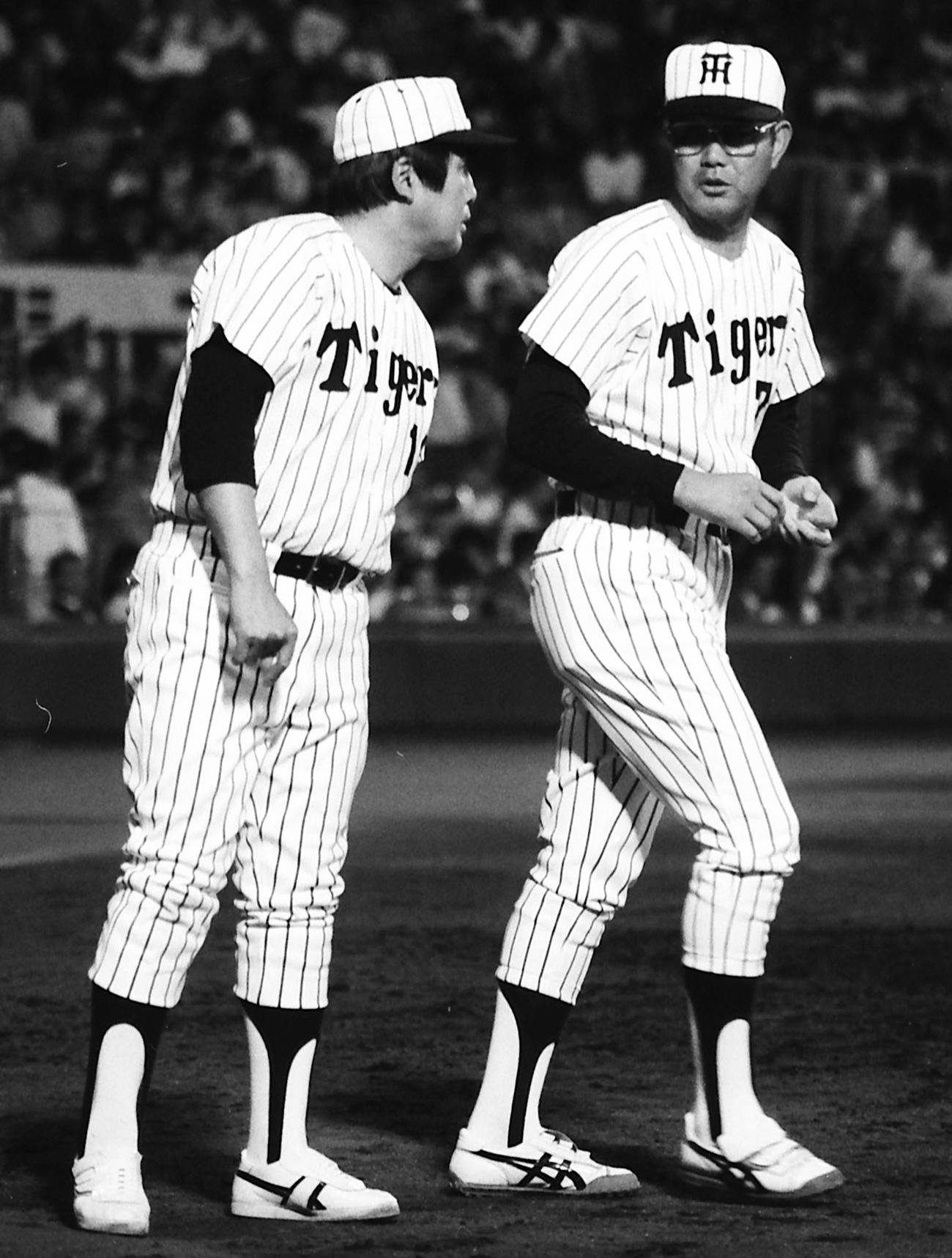 88年5月、ベンチ前で村山実監督（左）と話す若生智男コーチ