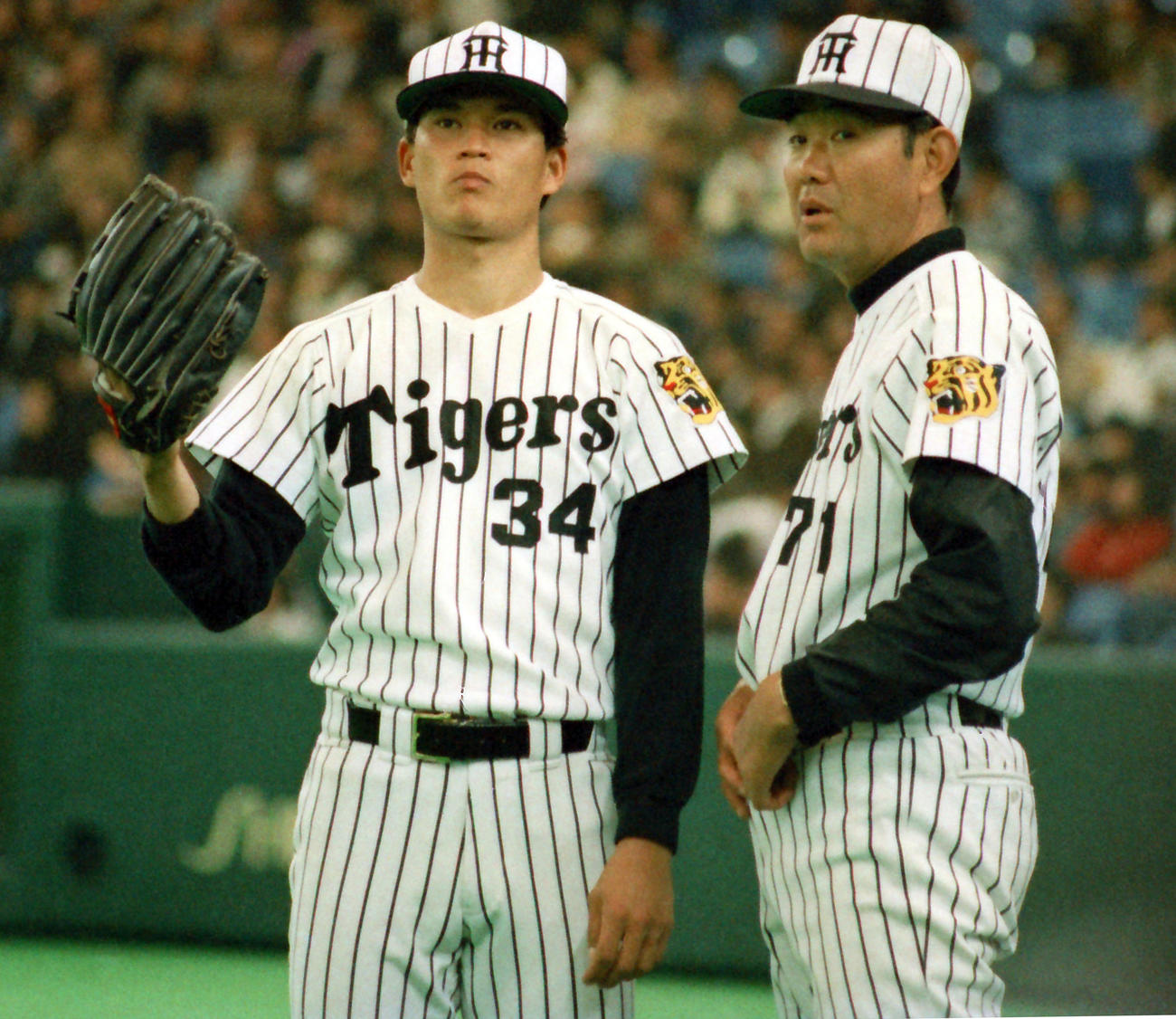 88年3月、仲田幸司（左）と話す若生智男コーチ