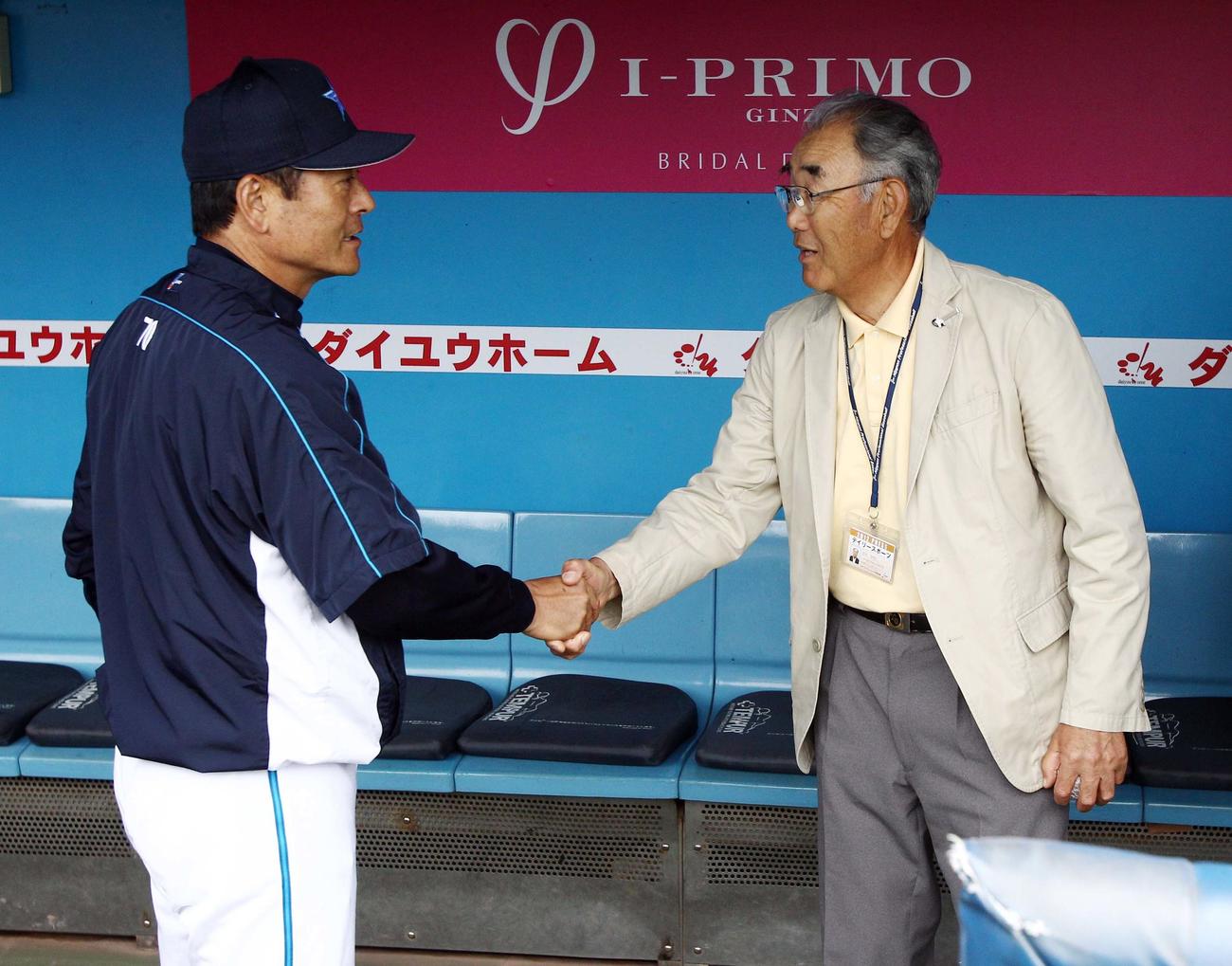 12年6月、若生智男さん（右）にあいさつするDeNA中畑清監督