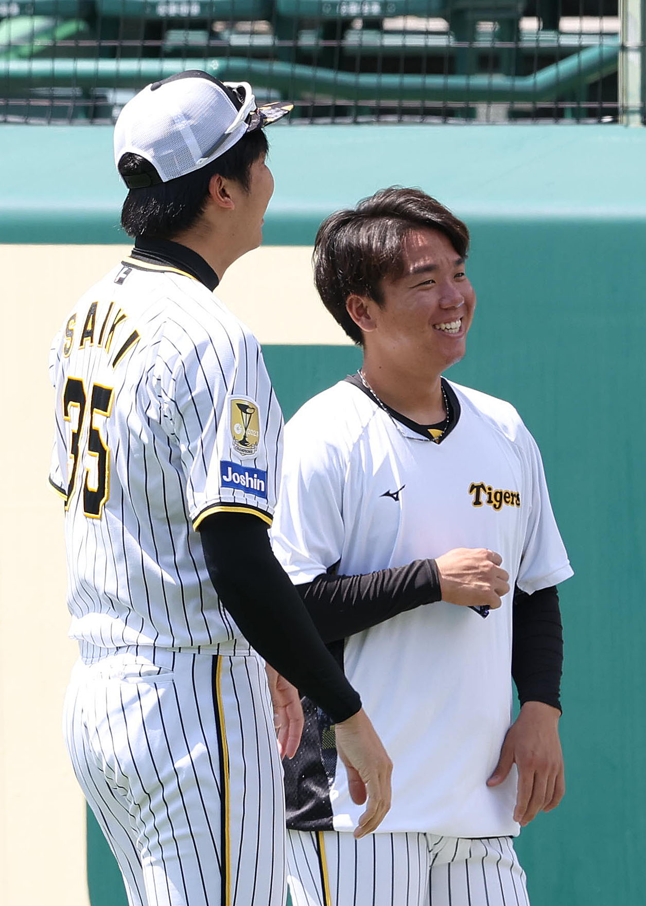 練習前に会話する才木（左）と村上（撮影・白石智彦）