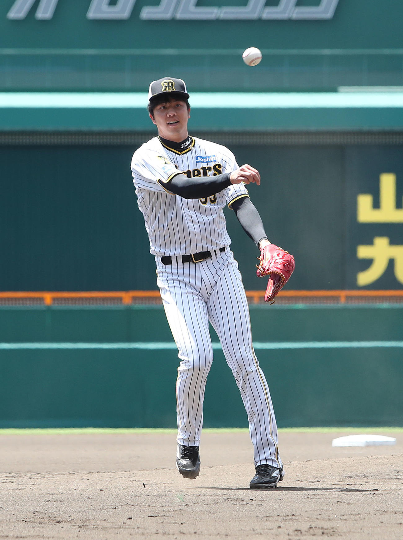 投内連携で汗を流す才木（撮影・白石智彦）