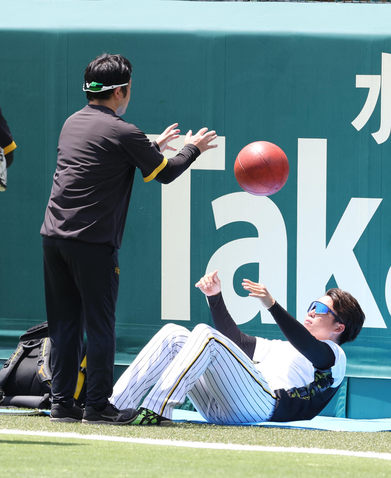 メディシンボールを使ってトレーニングする村上（右）（撮影・白石智彦）