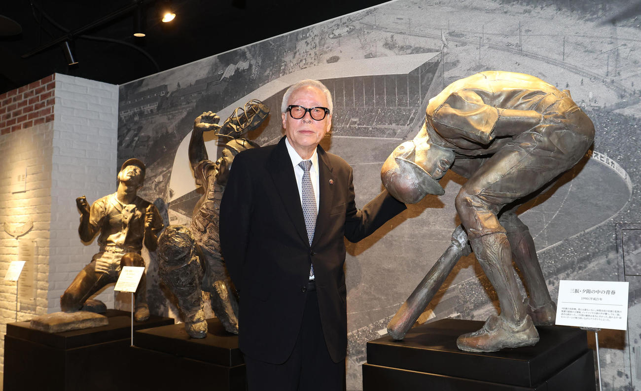 甲子園歴史館に展示される作品と彫刻家・宮瀬富之氏（撮影・白石智彦）