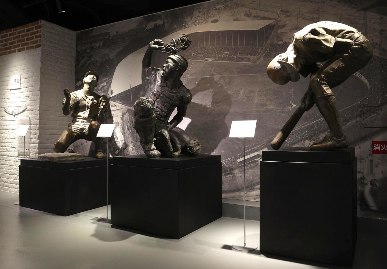 甲子園歴史館に展示される彫刻家・宮瀬富之氏の作品（撮影・白石智彦）