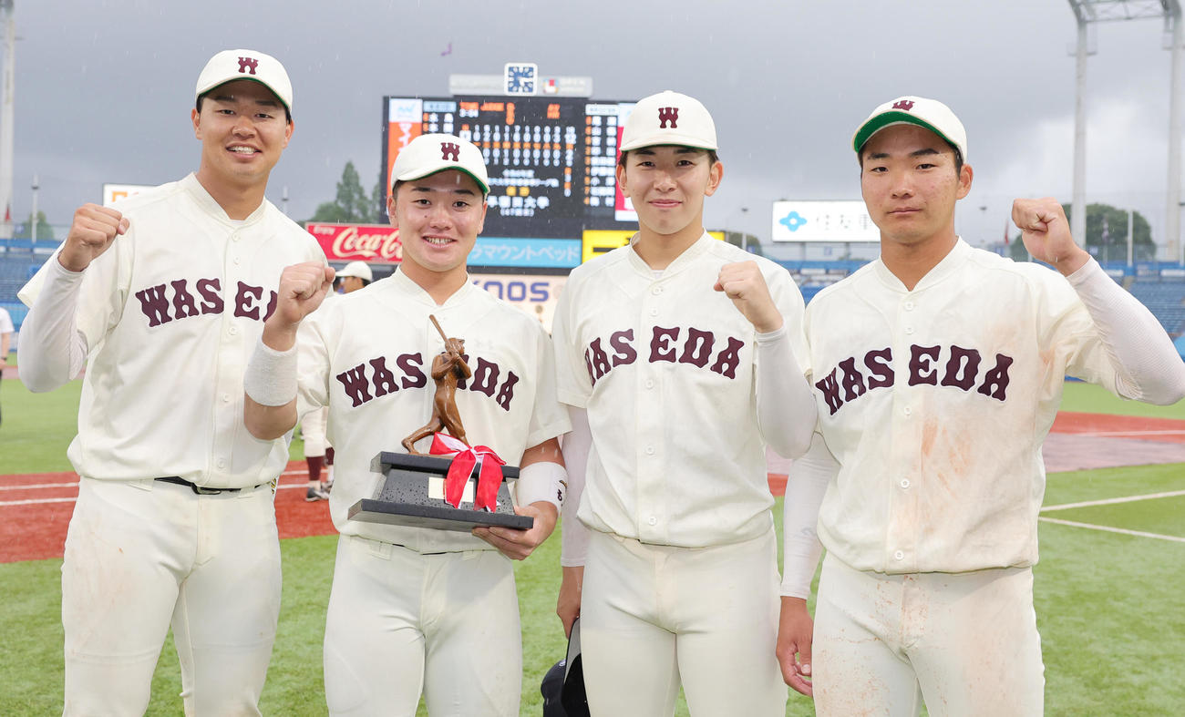 早大対慶大　早大のベストナイン選手。左から捕手の印出、外野手で首位打者の尾瀬、投手の伊藤樹、遊撃の山縣（2024年6月2日撮影）