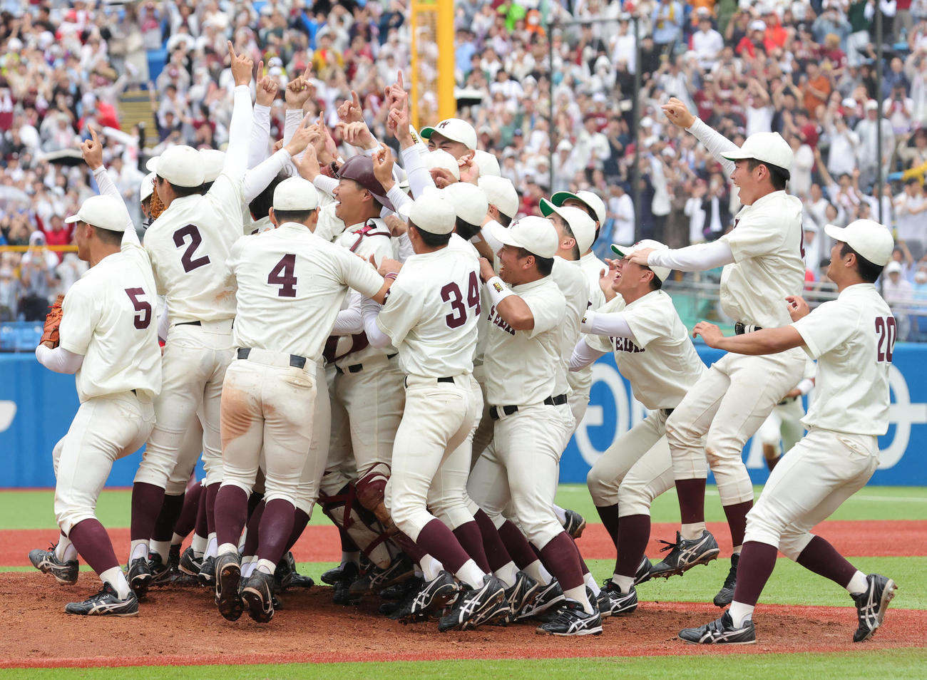 早大対慶大　優勝し喜ぶ早大の選手たち（撮影・野上伸悟）