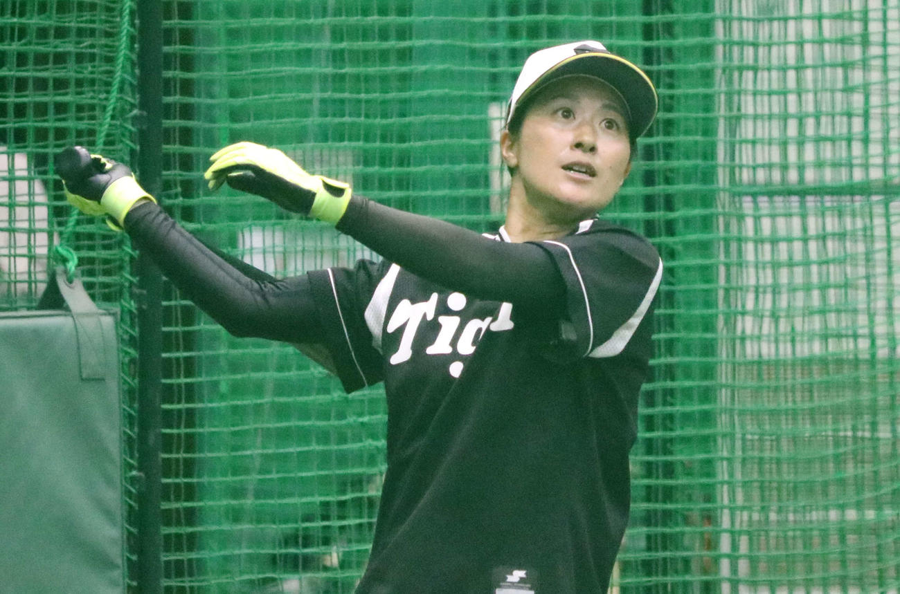 室内練習場で打撃練習を行う阪神タイガースWomenの三浦伊織