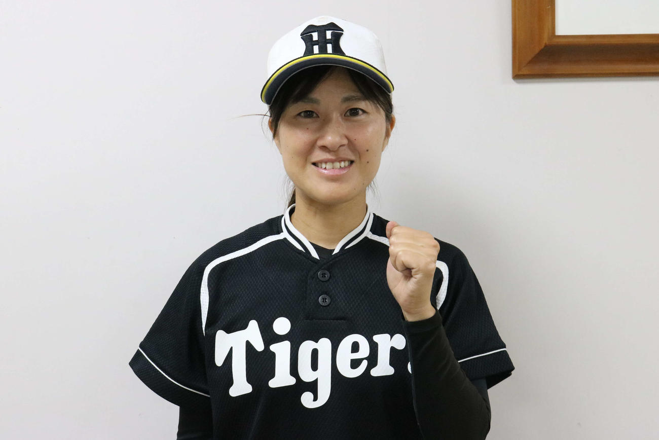 ガッツポーズをする阪神タイガースWomenの三浦伊織