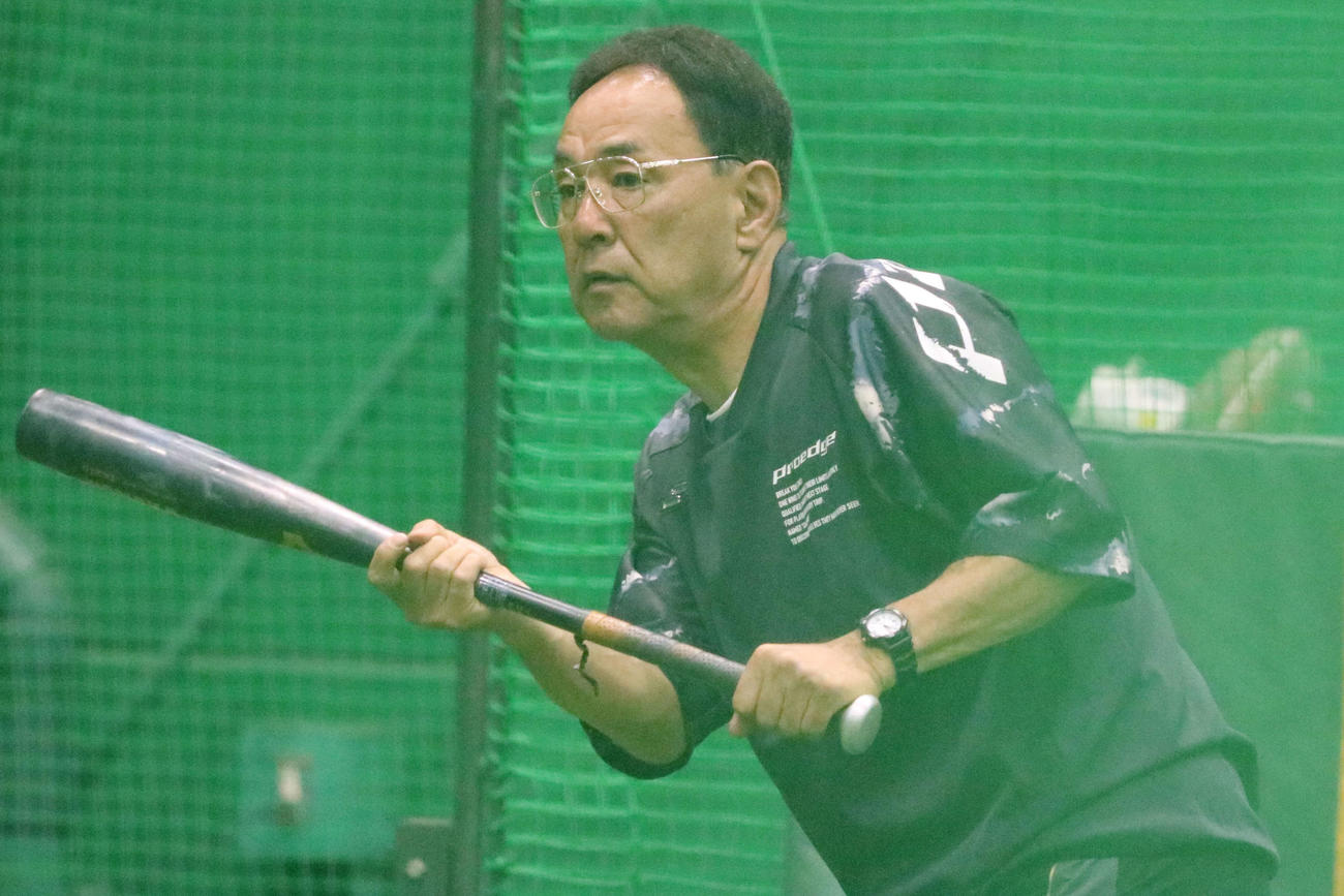 室内練習場でバントの見本を見せる阪神タイガースWomenの木戸克彦監督