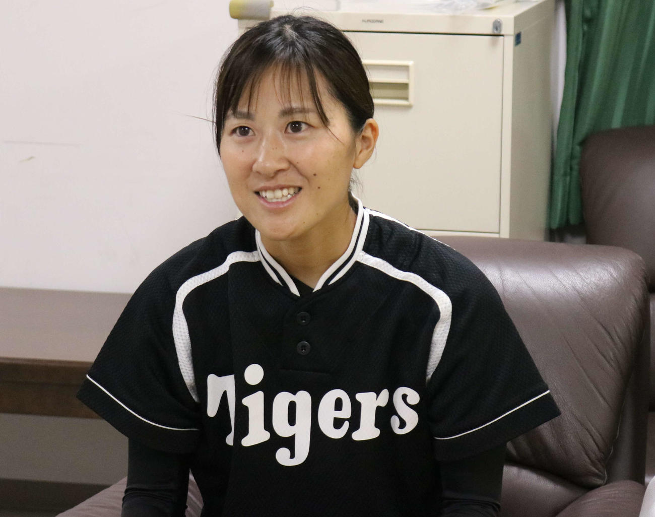 インタビューを受ける阪神タイガースWomenの三浦伊織