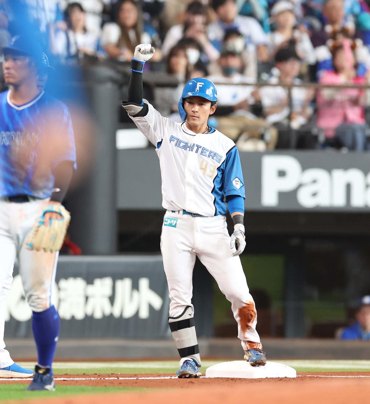 日本ハム対DeNA 2回裏日本ハム2死二塁、右中間に適時三塁打を放ちガッツポーズの水野（2024年6月2日撮影）