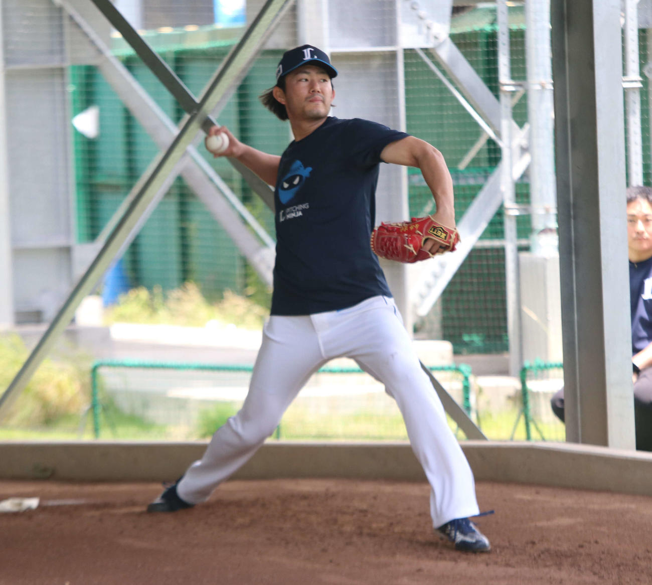 ブルペン投球練習する西武今井（撮影・山崎純一）