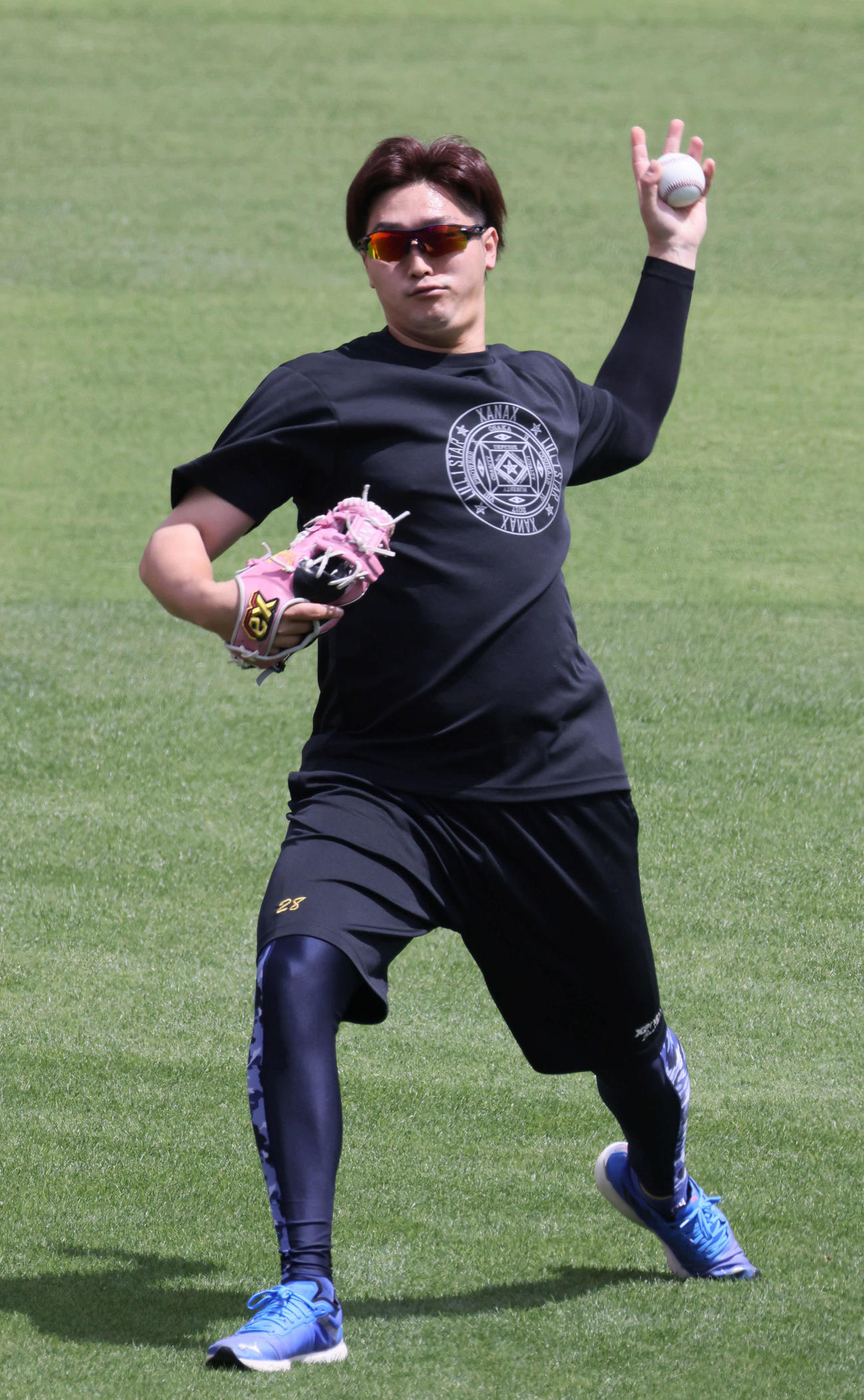 投手指名練習でパームボールを投げる広島床田（撮影・加藤孝規）