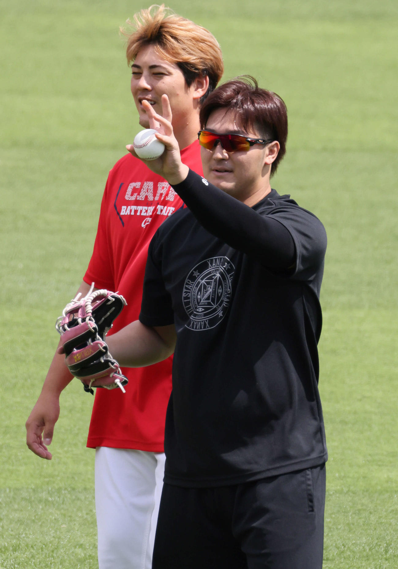 投手指名練習でパームボールを投げる広島床田。左は九里（撮影・加藤孝規）