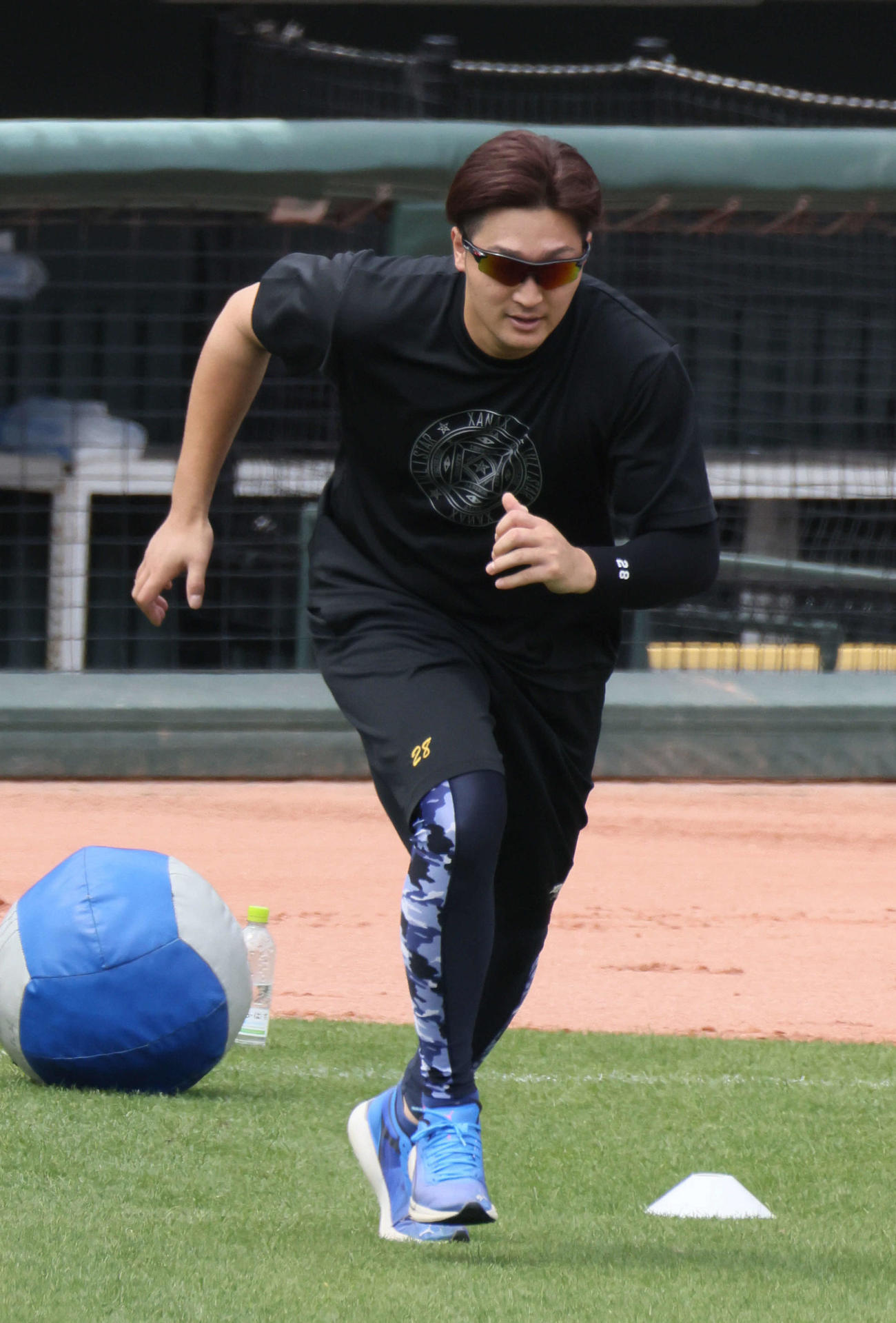 投手指名練習で走り込む広島床田（撮影・加藤孝規）