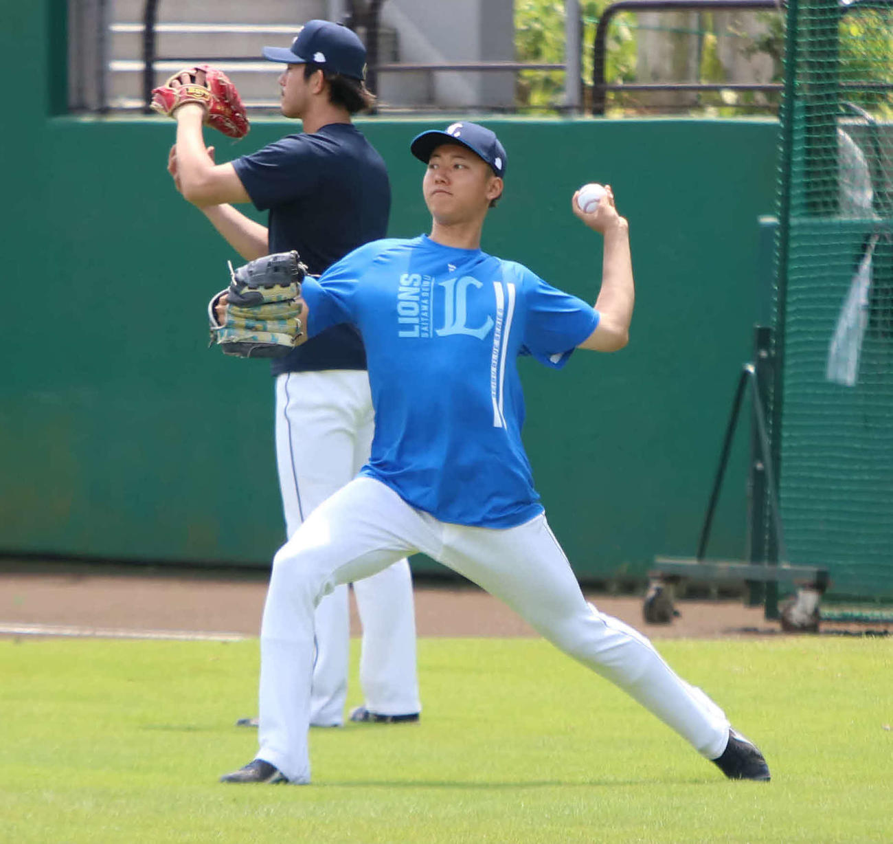 投手練習に参加した西武菅井（撮影・山崎純一）