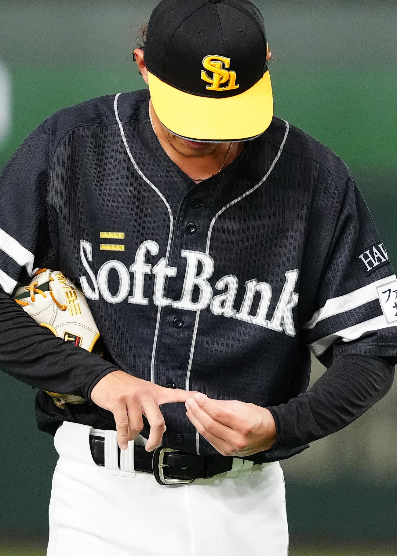 5月30日　巨人対ソフトバンク　3回裏、打球処理で右手人さし指を負傷したソフトバンク二塁手三森