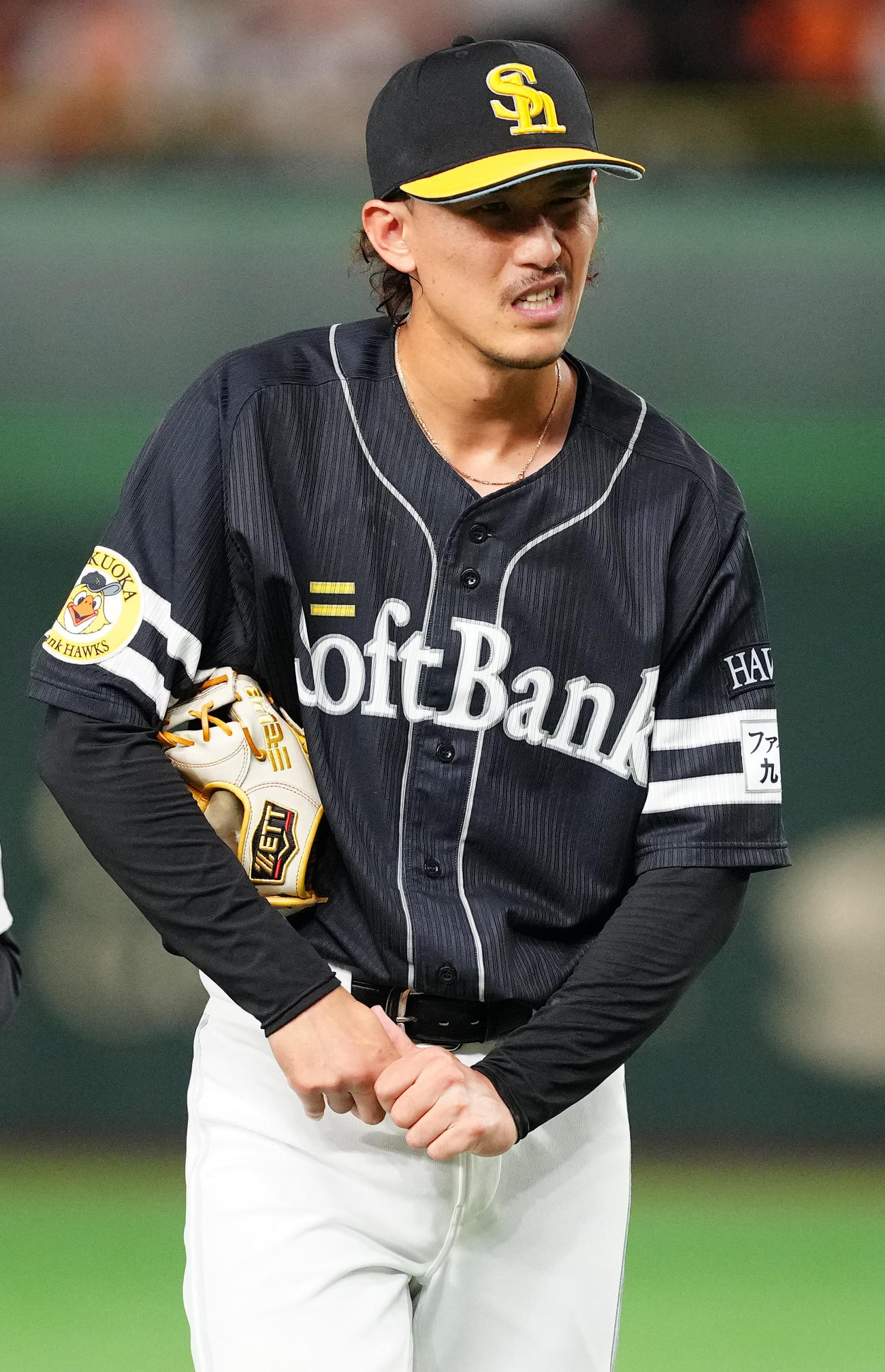 30日、打球処理で右手人さし指を負傷したソフトバンク三森