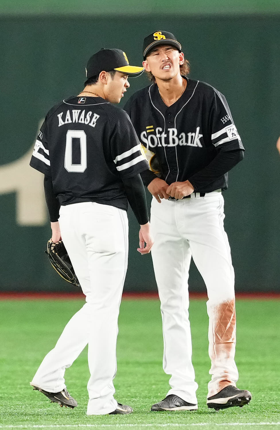 5月30日　巨人対ソフトバンク　3回裏、打球処理で右手人さし指を負傷したソフトバンク二塁手三森（右）