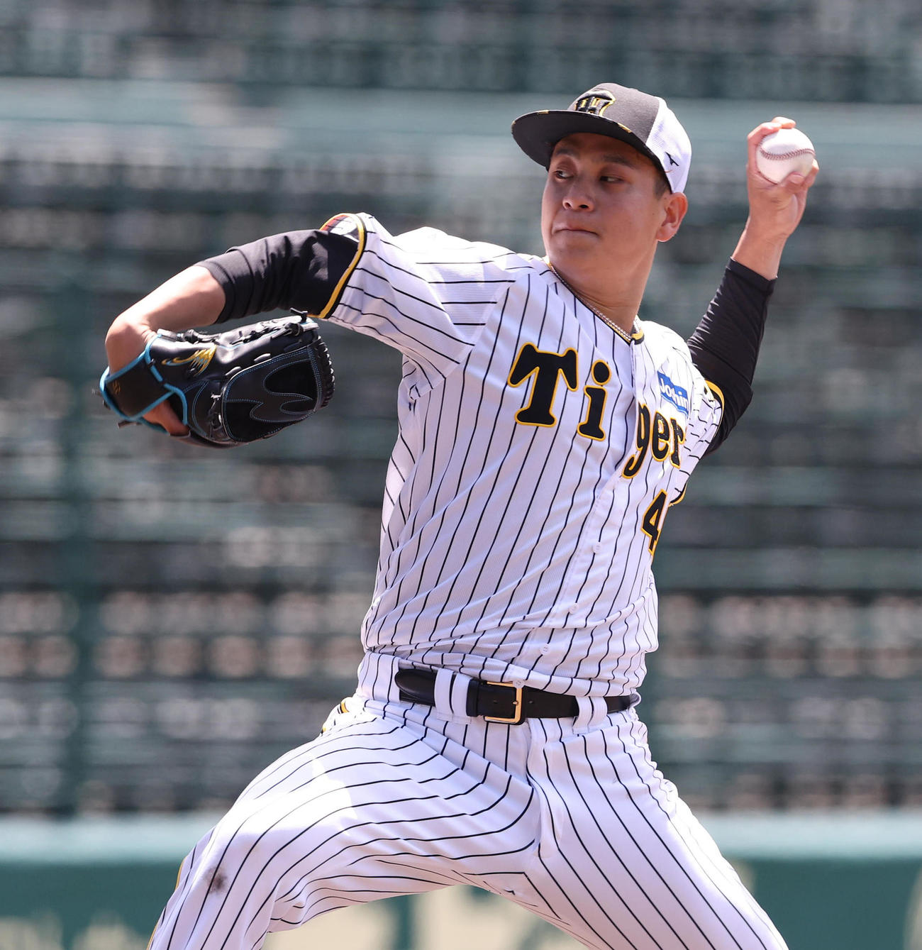 マウンドから投球練習する大竹（撮影・白石智彦）