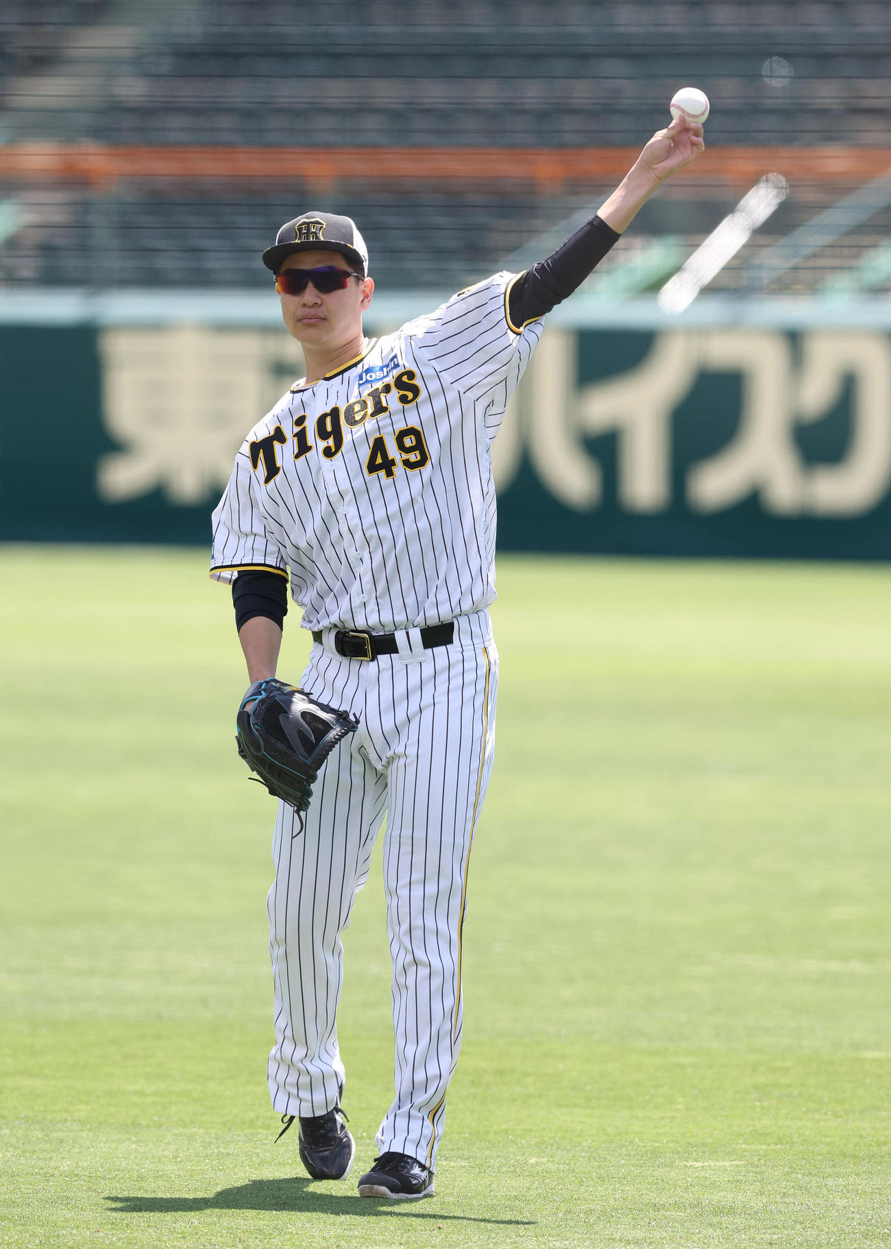 キャッチボールする大竹（撮影・白石智彦）