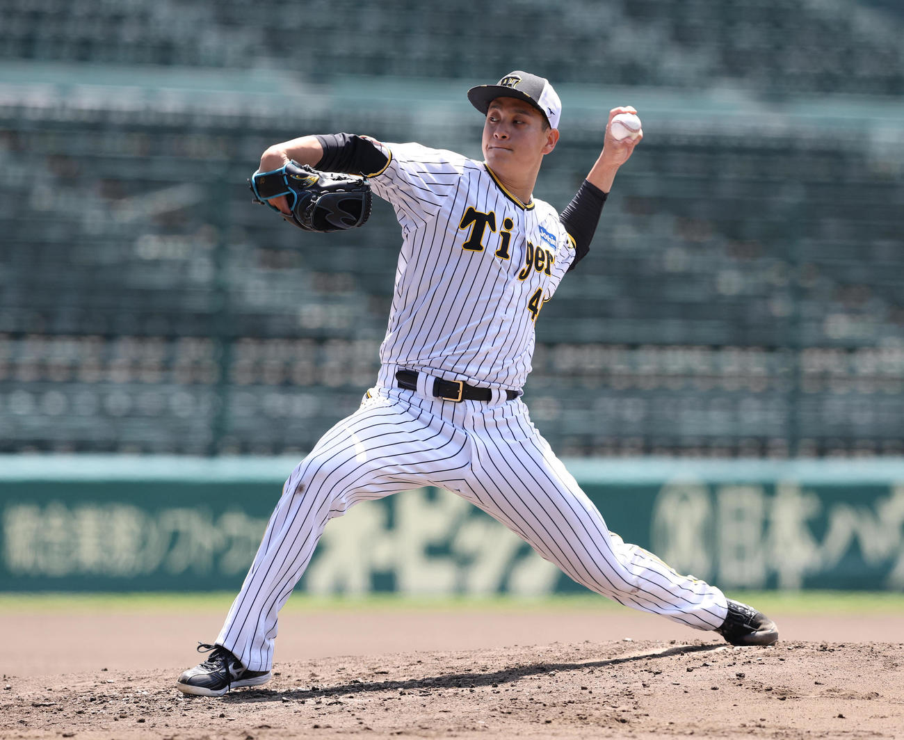 マウンドから投球練習する大竹（撮影・白石智彦）