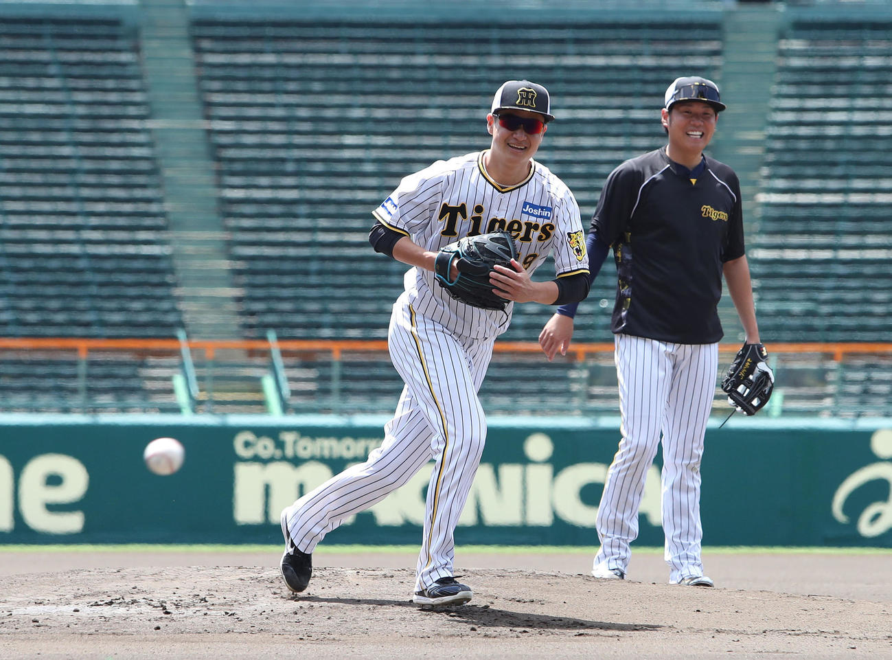 投内連携で汗を流す大竹。右は笑顔の西勇（撮影・白石智彦）
