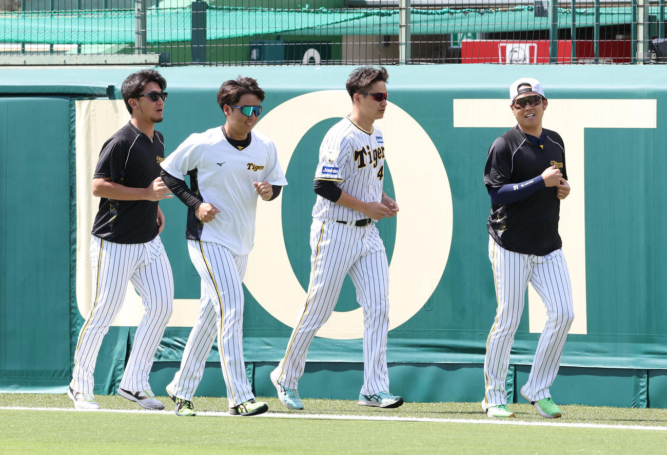 外野をランニングする左から伊藤将、村上、大竹、西勇（撮影・白石智彦）